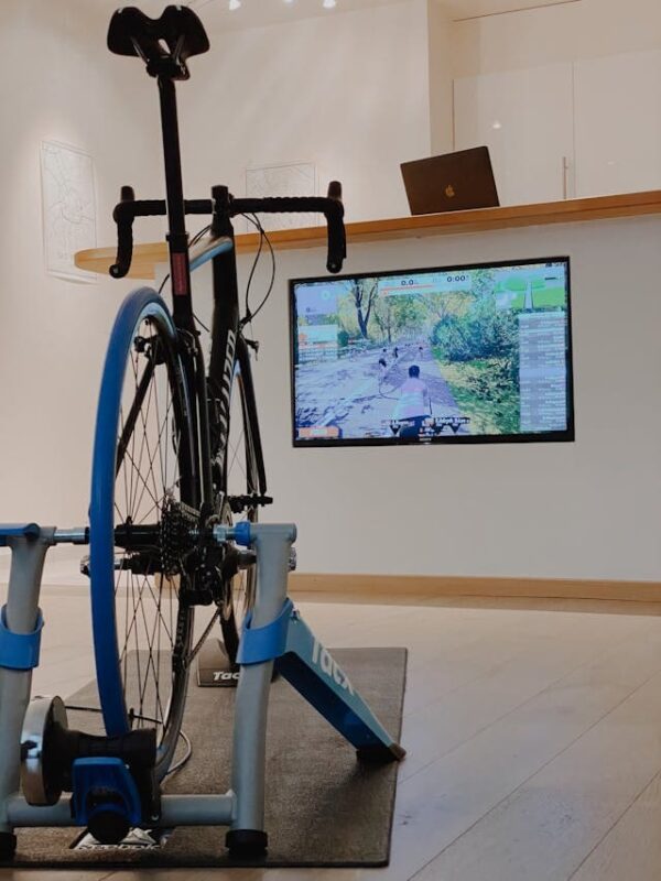 bicicleta ergométrica conectada ao app Zwift para treino em casa com tecnologia