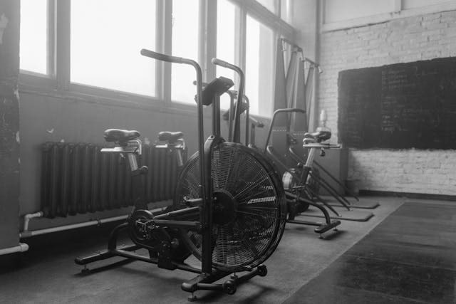 bicicletas ergométricas em academia para treino em casa e spinning
